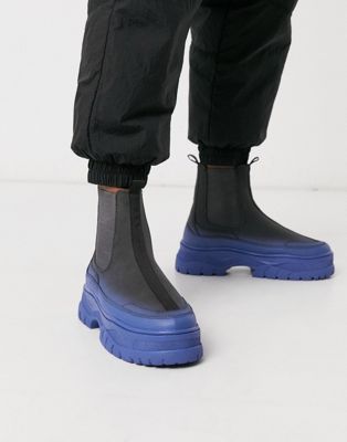 фото Серые ботинки челси на массивной подошве из искусственной замши с эффектом напыления asos design-черный