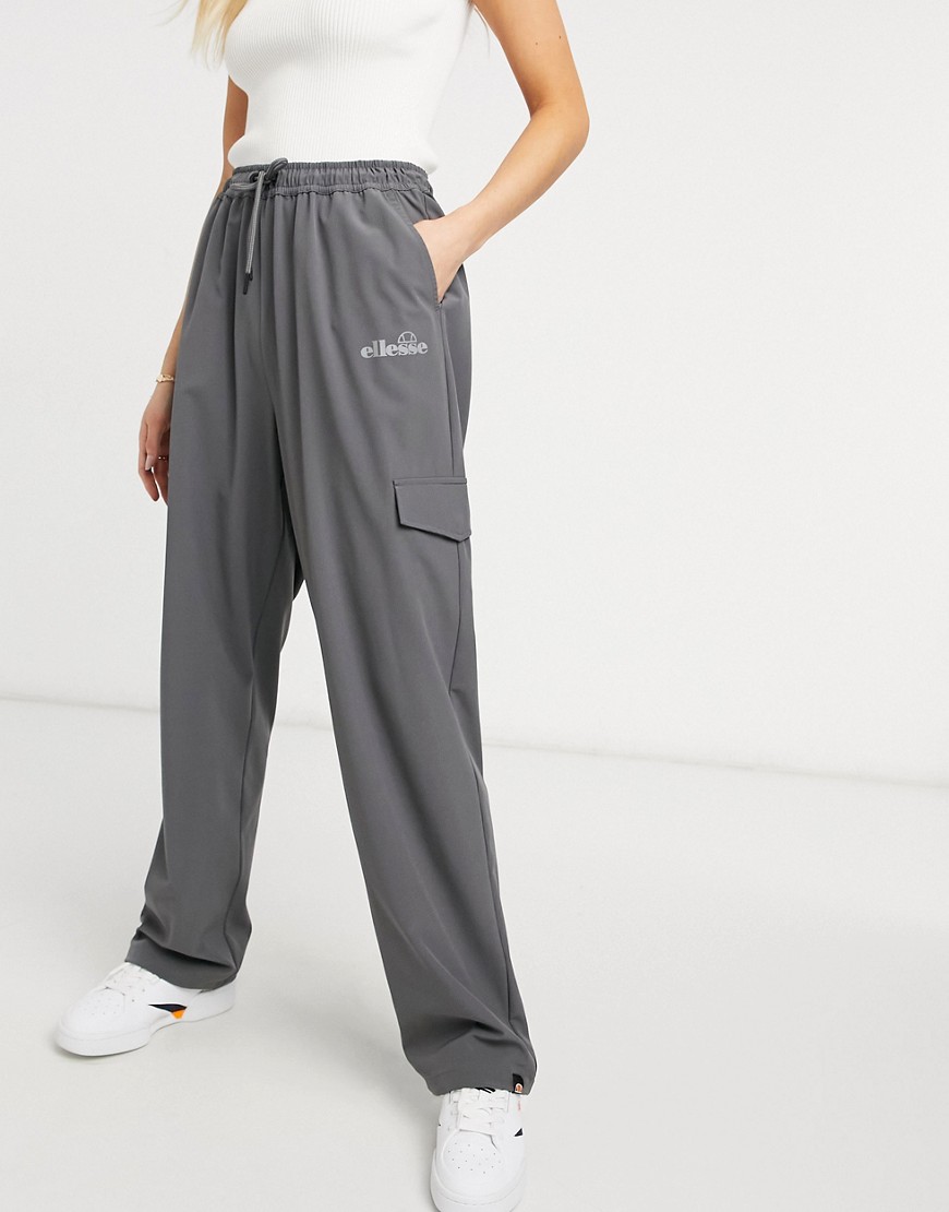 фото Серые брюки карго со светоотражающим логотипом ellesse – эксклюзивно для asos-серый