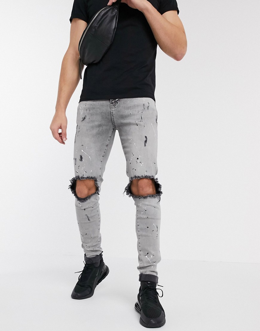 фото Серые джинсы скинни с рваными коленями и брызгами краски siksilk-серый