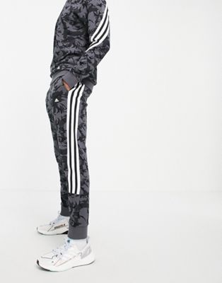 Серые джоггеры с тремя полосками и камуфляжным принтом adidas Training-Серый 11642519 – цена 4490 ₽ в интернет-магазине ASOS