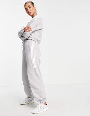 Спортзал и тренировки  Asos Серые джоггеры в стиле oversized с тремя полосками adidas Training-Серый