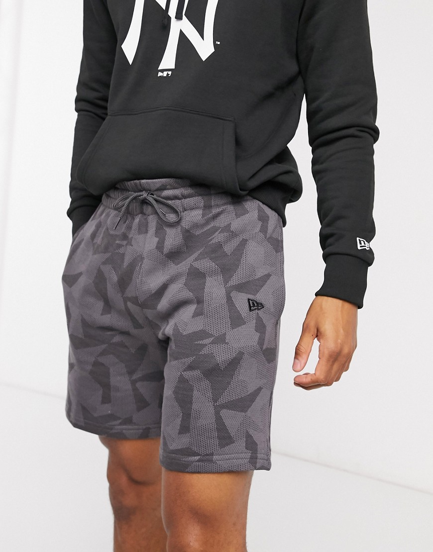 фото Серые камуфляжные шорты с геометрическим принтом new era-серый