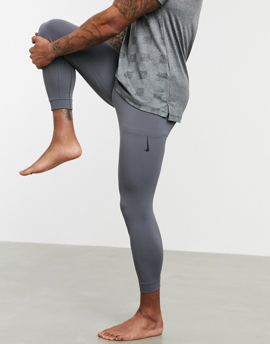Серый йог. Легинсы для йоги серые. Yoga Nike Training. Йог в серой одежде. Сквиртанула в серых йога штанах.