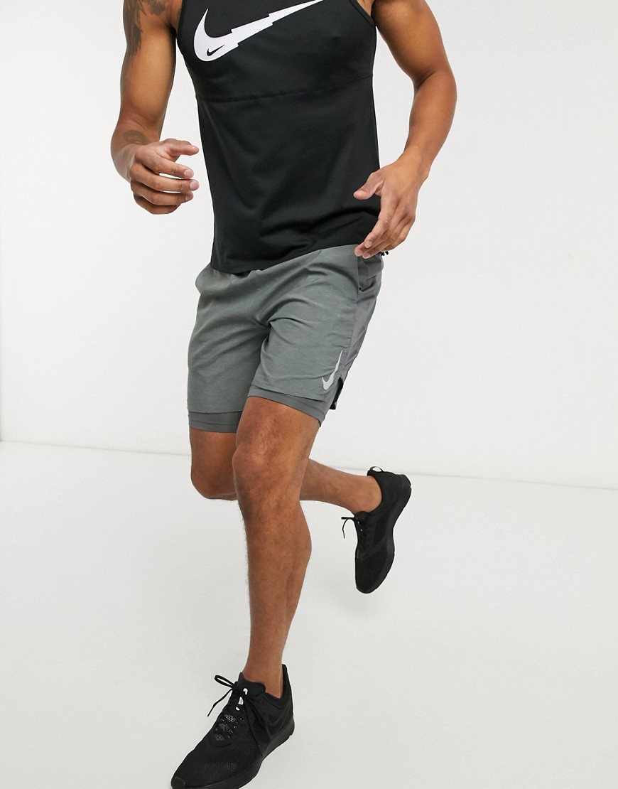 фото Серые шорты 2 в 1 длиной 7 дюймов nike running challenger-серый