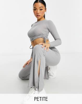 От комплекта Серые топ со сборками сбоку и брюки с разрезом New Look Petite-Серый