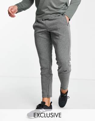Брюки и чиносы Серые трикотажные джоггеры New Balance Running Tenacity эксклюзивно для ASOS-Серый