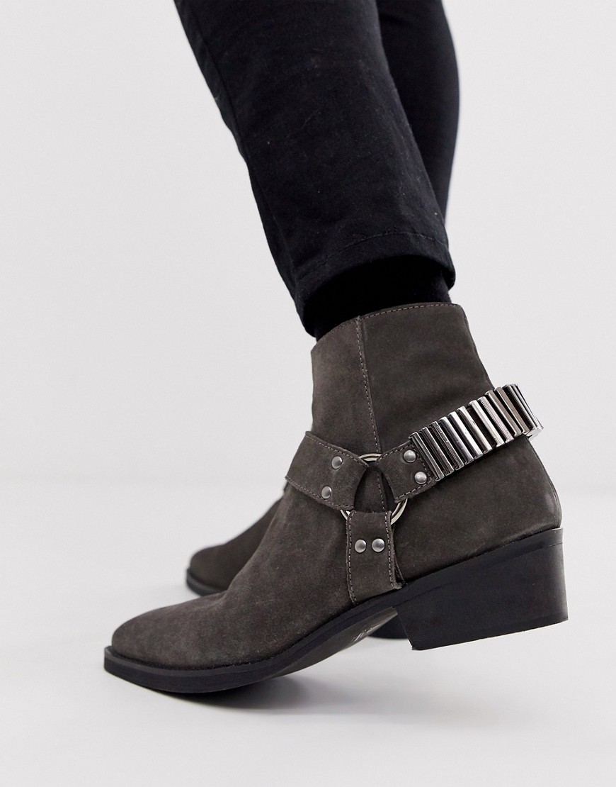 фото Серые замшевые ботинки челси в стиле вестерн на кубинском каблуке с отделкой asos design-серый
