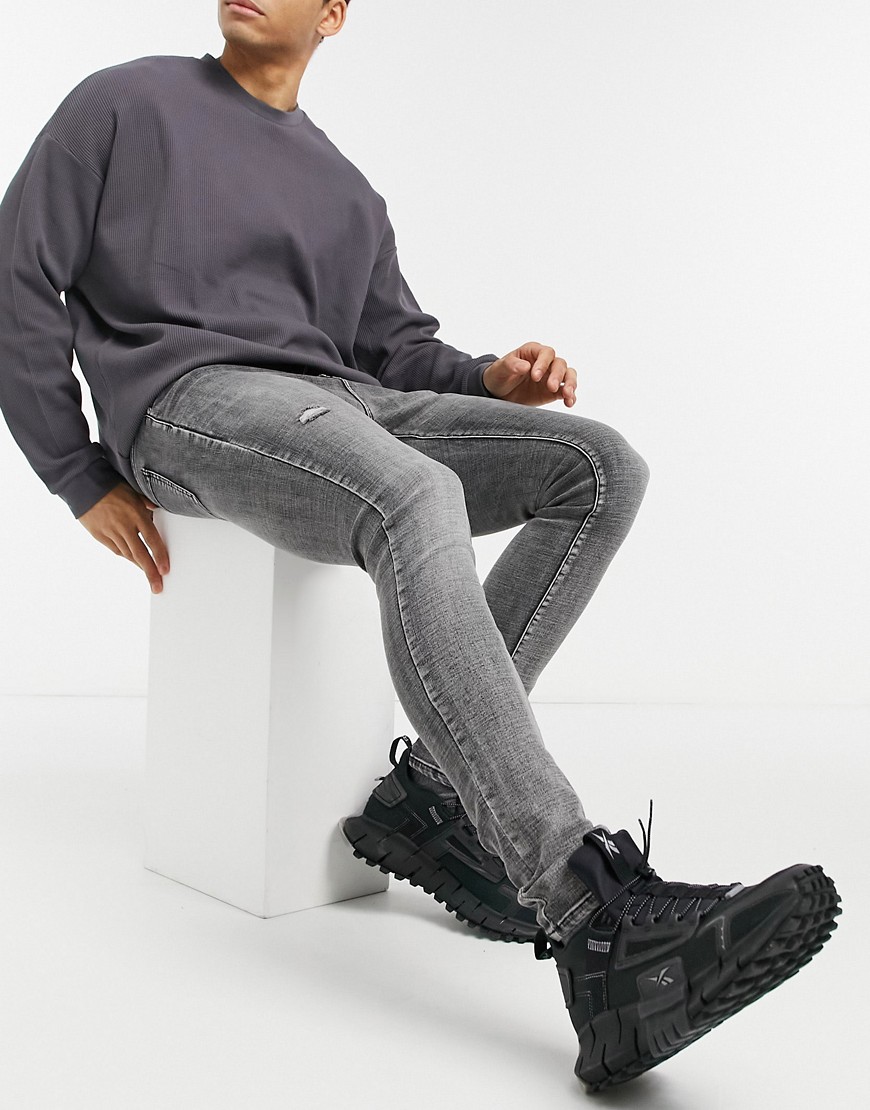 фото Серые зауженные джинсы с эффектом кислотной стирки и потертостями sixth june-серый
