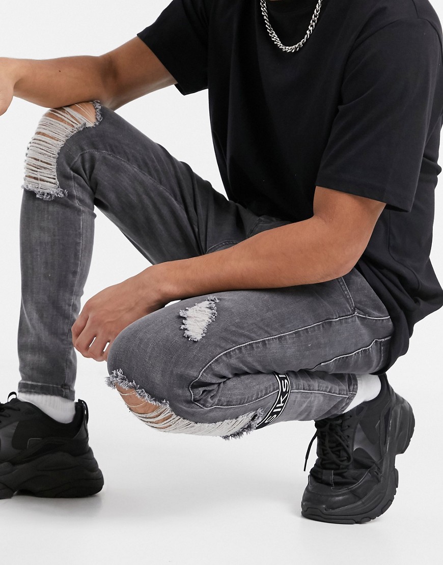 фото Серые зауженные джинсы со рваными коленями siksilk-серый