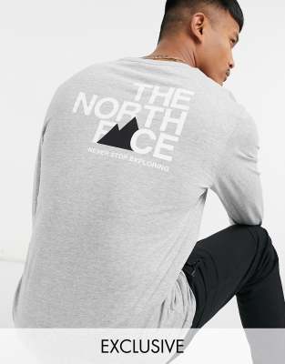 фото Серый лонгслив с фирменным принтом на спине the north face – эксклюзивно для asos