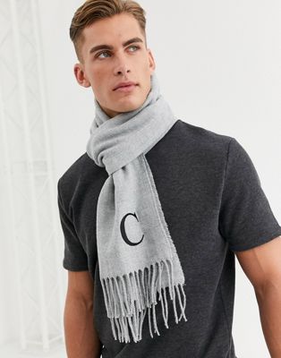 фото Серый персонализированный шарф с вышитым инициалом \"c\" asos design