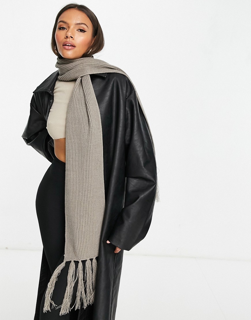 фото Серый шарф с бахромой svnx