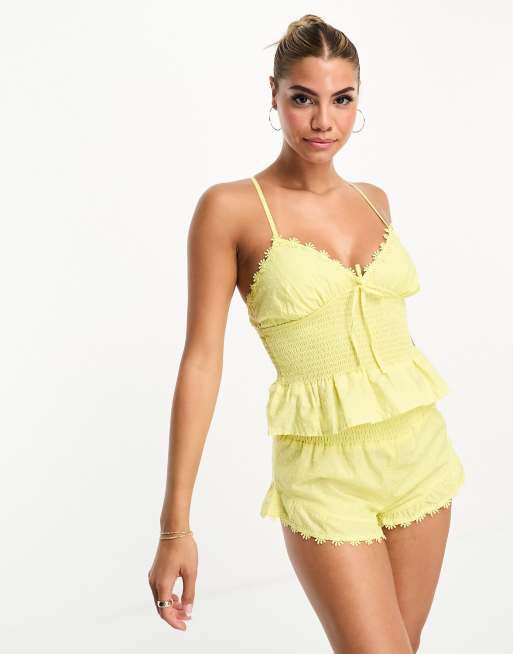 Set amarillo limón de top de tirantes y pantalones cortos con bordado inglés, diseño fruncido y detalle de margaritas de Boux Avenue