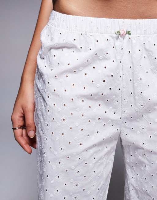Set blanco de pantalones y top de tirantes con bordado inglés de tejido liso de algodón de Boux Avenue, 3 de 4