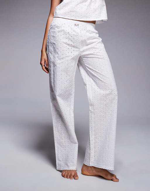 Set blanco de pantalones y top de tirantes con bordado inglés de tejido liso de algodón de Boux Avenue, 4 de 4