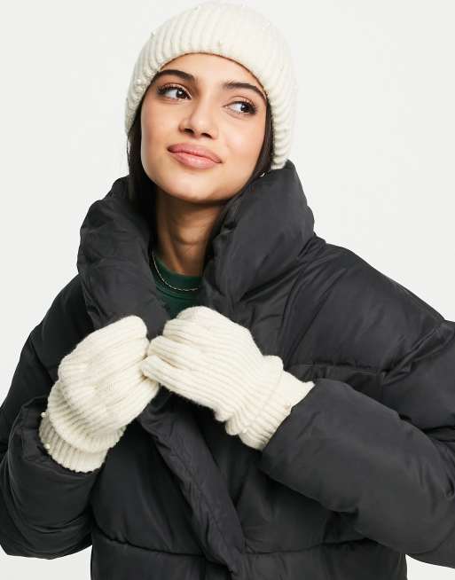 Set color crema de guantes y gorro de Navidad con ribetes de perlas de Pieces