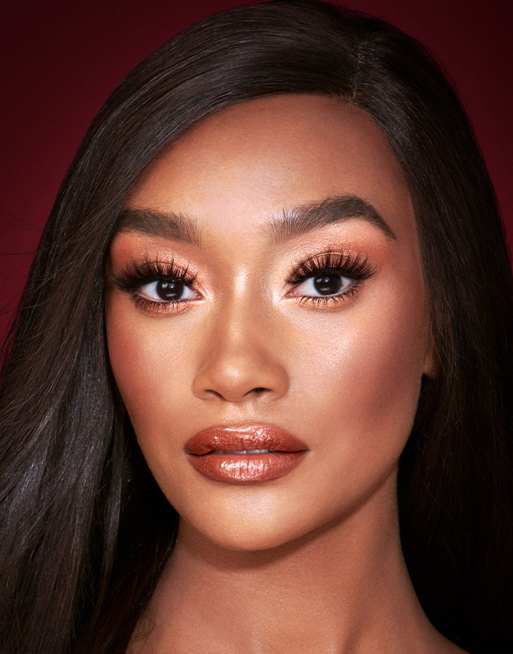 Set de maquillaje The Queen of Glow Look de Charlotte Tilbury: Tono Deep, 3 de 3