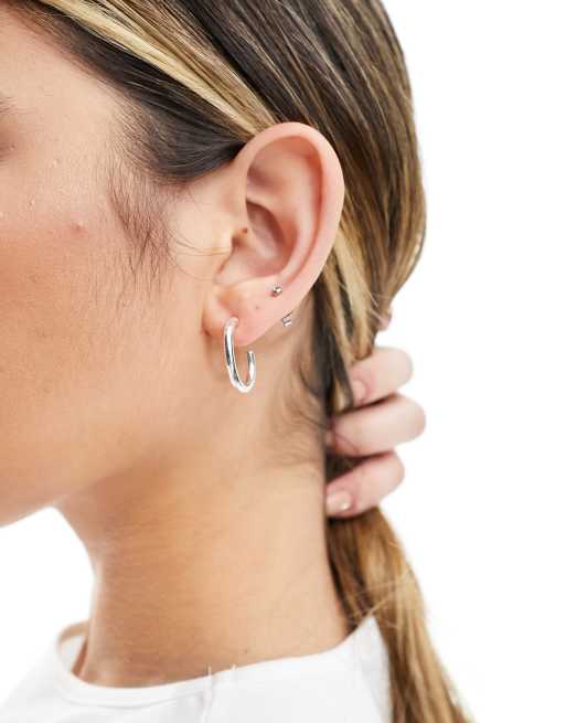 Set de pendientes de aro y botón plateados chapados en plata de 14 quilates con caja de regalo de Pieces