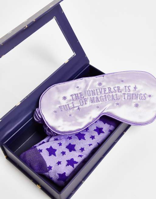 Set de regalo de antifaz y calcetines de Chelsea Peers