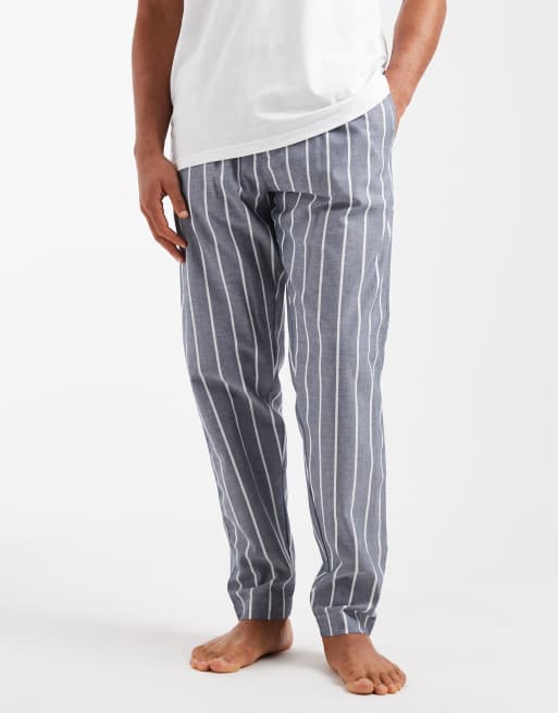 Set de regalo de pijama gris a rayas blancas de camiseta y