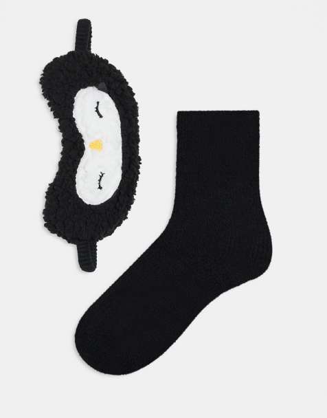 Set negro y blanco de calcetines para dormir y antifaz con diseño de pingüino original de punto mullido de Brave Soul - view 1