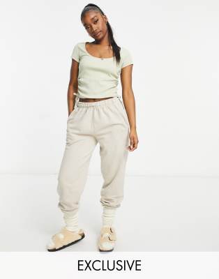 Одежда в стиле casual  Asos Шалфейно-зеленая футболка со сборками сбоку и овальным вырезом ASYOU-Серый