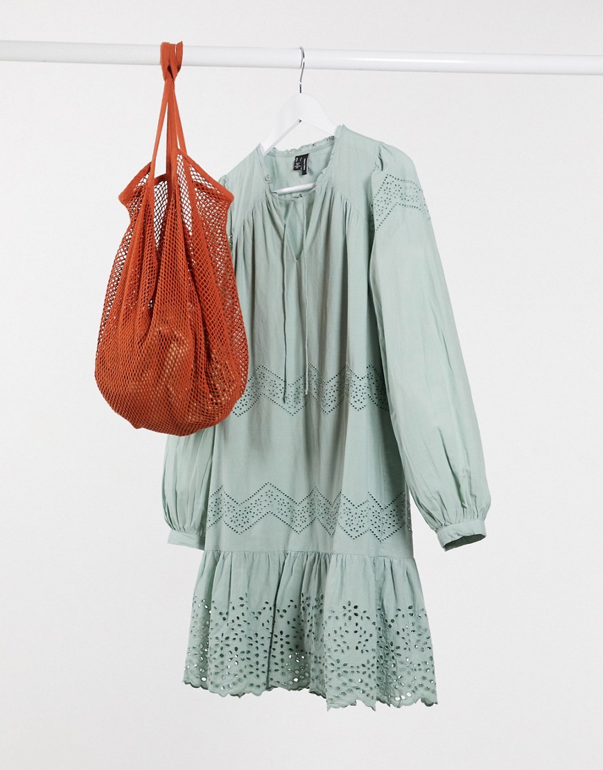 фото Шалфейно-зеленое свободное платье с вышивкой ришелье vero moda-зеленый