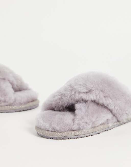Sheepskin by Totes - Grå hjemmesko med krydsende remme, 2 af 4