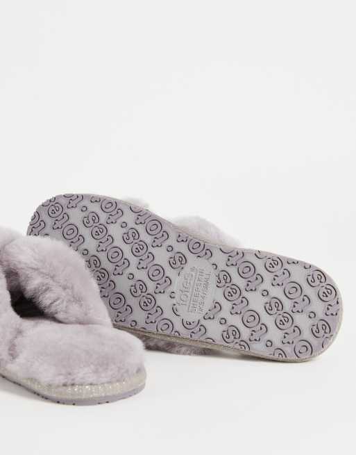 Sheepskin by Totes - Grå hjemmesko med krydsende remme, 4 af 4