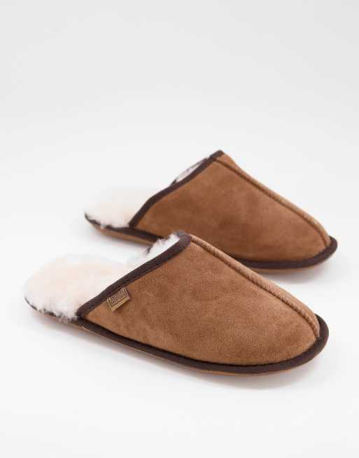 Sheepskin by Totes – Kontrastierende Hausschuhe in Kastanienbraun