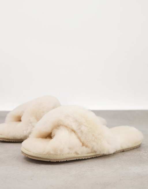 Sheepskin by Totes – Kremowe kapcie ze skrzyżowanymi paskami