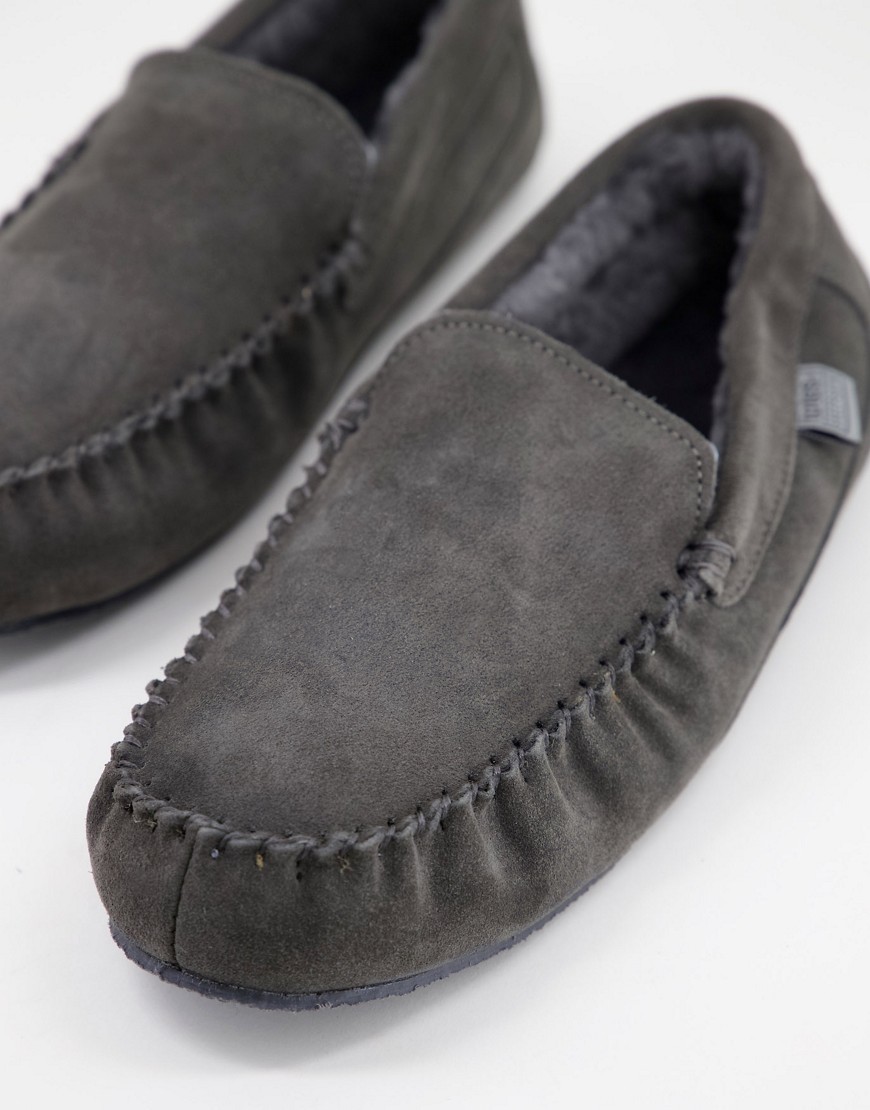 Sheepskin by Totes leather moccasin slippers in granite-Grey