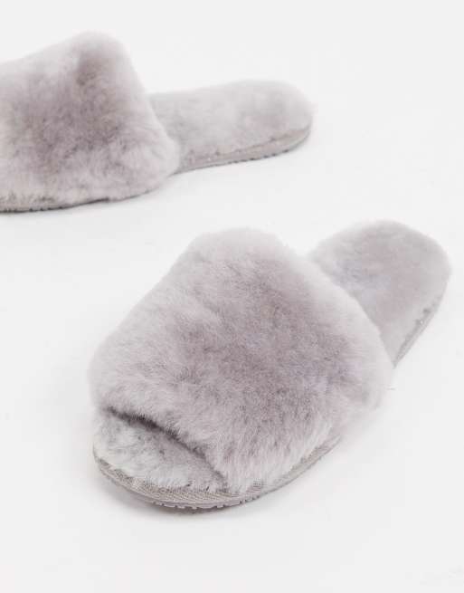 Sheepskin by Totes – Pantoletten-Hausschuhe mit offener Zehenpartie in Hellgrau