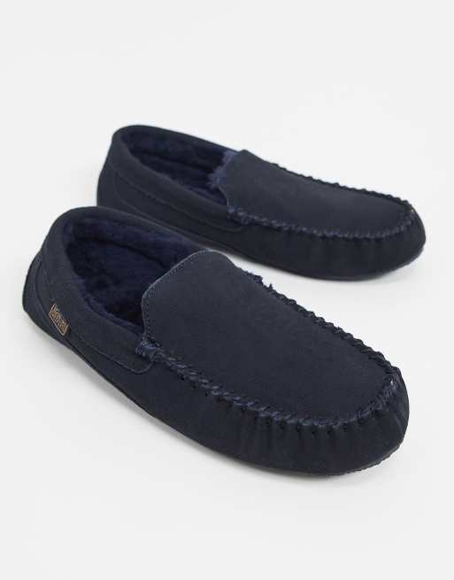 Sheepskin by Totes – Zamszowe kapcie typu mokasyny w kolorze granatowym