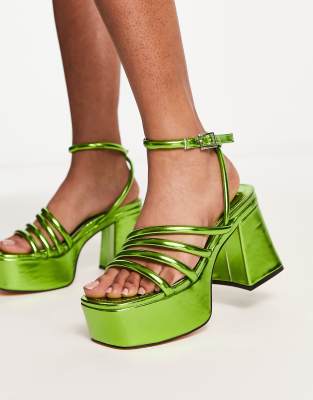 Shelly's London - Regina - Sandalen in Grün-Metallic mit mittelhohem Absatz - exklusiv bei ASOS