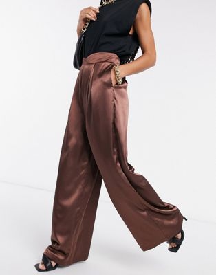 фото Широкие атласные брюки со складками шоколадно-коричневого цвета flounce london-коричневый