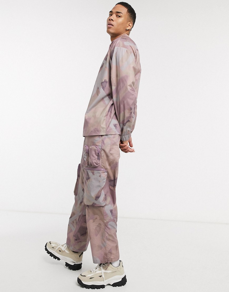 фото Широкие брюки от комплекта с 3d-карманами и принтом в виде аэрозольной краски asos design-розовый цвет