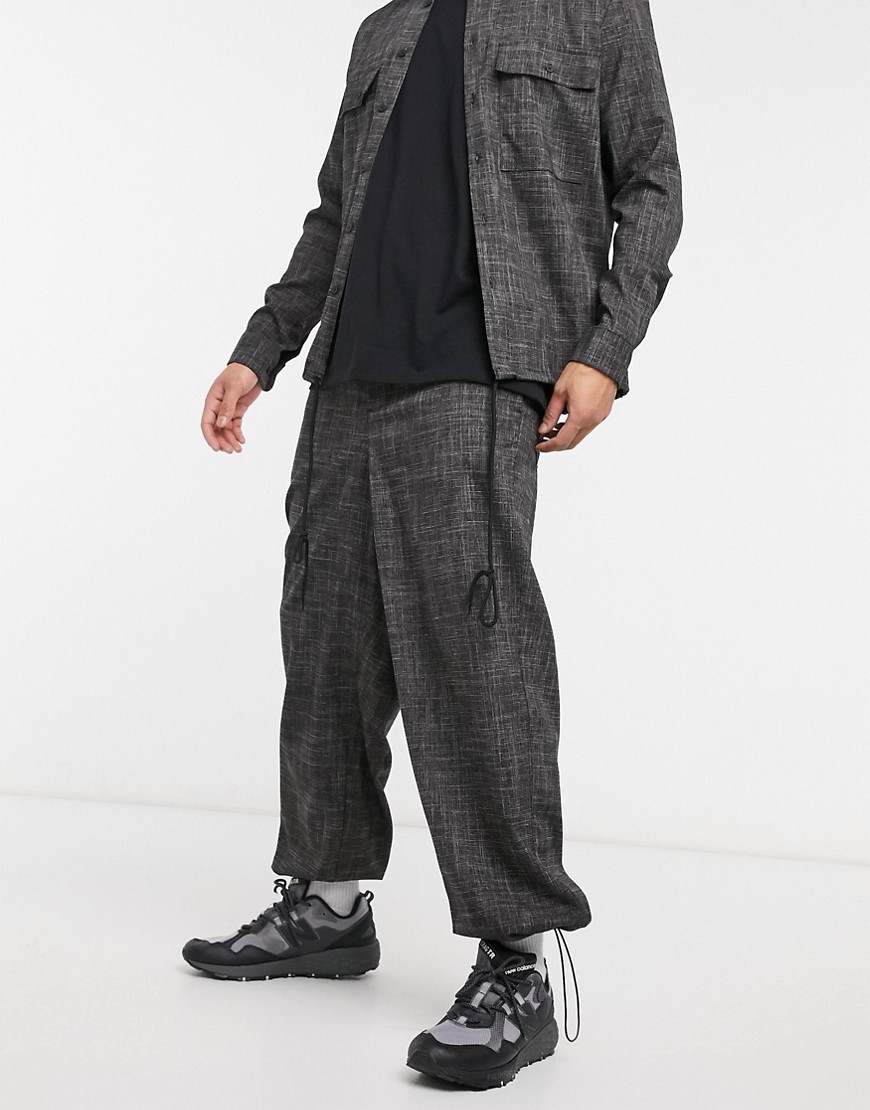 фото Широкие брюки с принтом перекрестными штрихами от комплекта asos design-серый