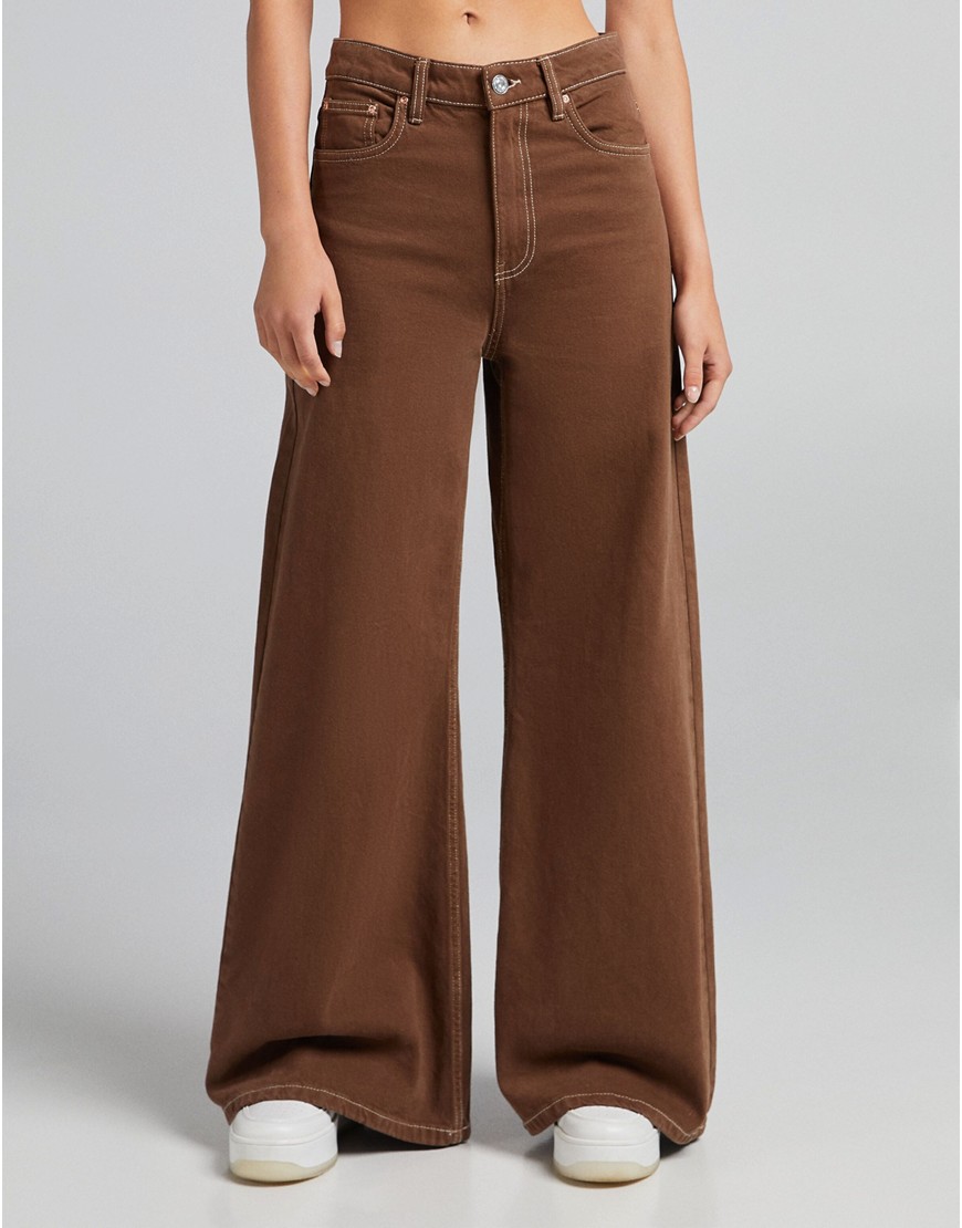 Широкие брюки шоколадного цвета с контрастной строчкой -Коричневый цвет Bershka 111533903