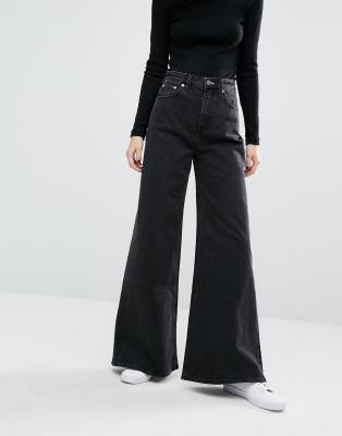 Широкие черные джинсы. Джинсы Weekday Ace. Weekday Ace a-line wide Leg Jeans. Черные джинсы клеш. Черные широкие джинсы.