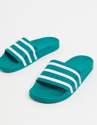 фото Шлепанцы зеленого/белого цвета adidas originals adilette-зеленый