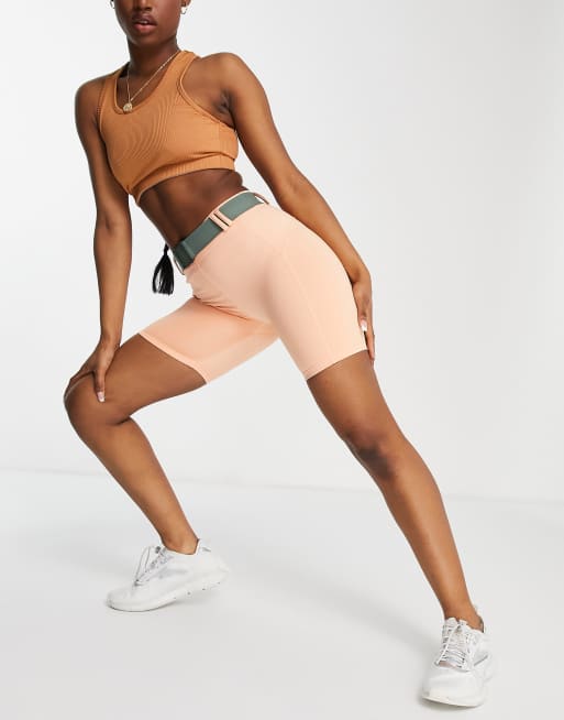 Shorts cortos de estilo legging con cinturon de ASOS 4505 ASOS