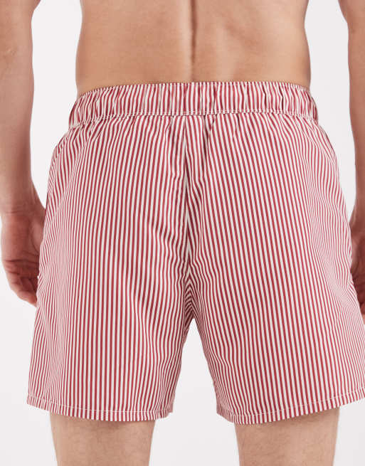 Shorts de baño a rayas rojas de largo medio con estampado posicional de ASOS DESIGN, 5 de 5