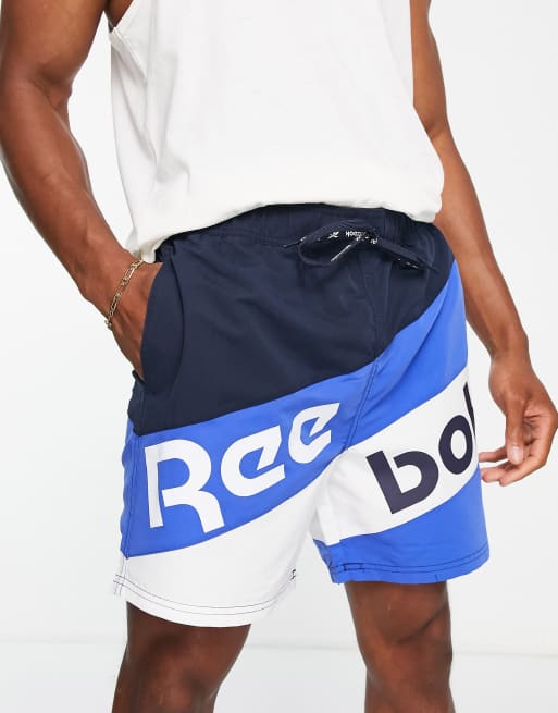 Shorts de baño azul marino, azules y blancos con logo y diseño color block de Reebok