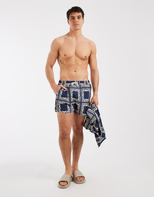 Shorts de baño azul marino con estampado de bandana de Aray (parte de un conjunto), 2 de 5