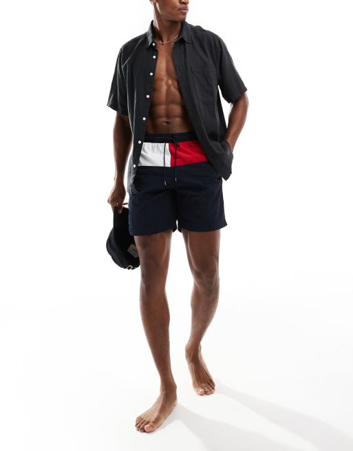 Shorts de baño azul marino de corte alargado con diseño de bandera y cordón ajustable Core de Tommy Hilfiger