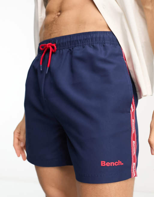 Shorts de baño azul marino y rojos con logo en el lateral de Bench