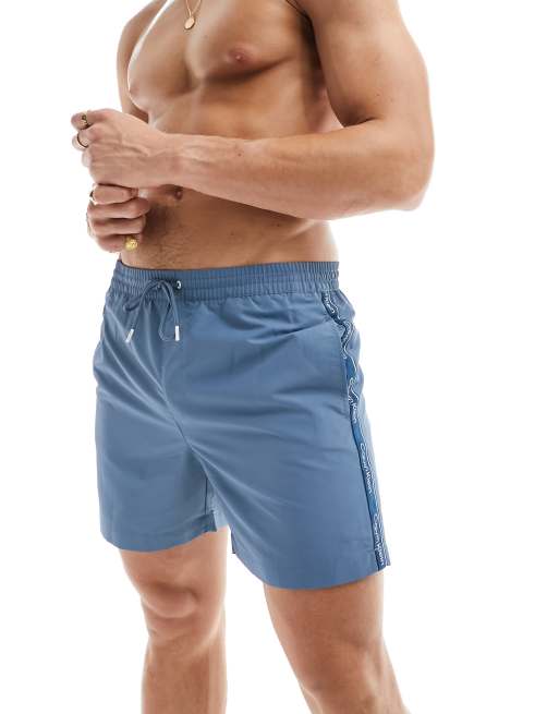 Shorts de baño azules de largo medio con cordón ajustable y banda del logo Core de Calvin Klein