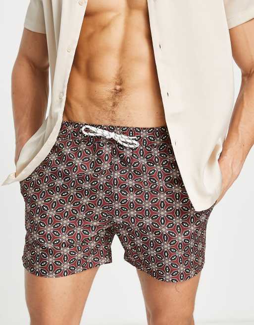 Shorts de baño burdeos con estampado de mosaico de New Look