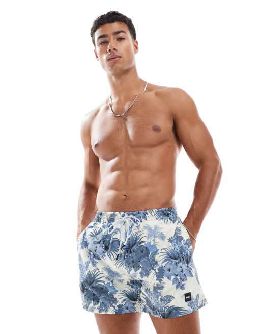 Shorts de baño color crema y azules con estampado integral de hojas de Boss
